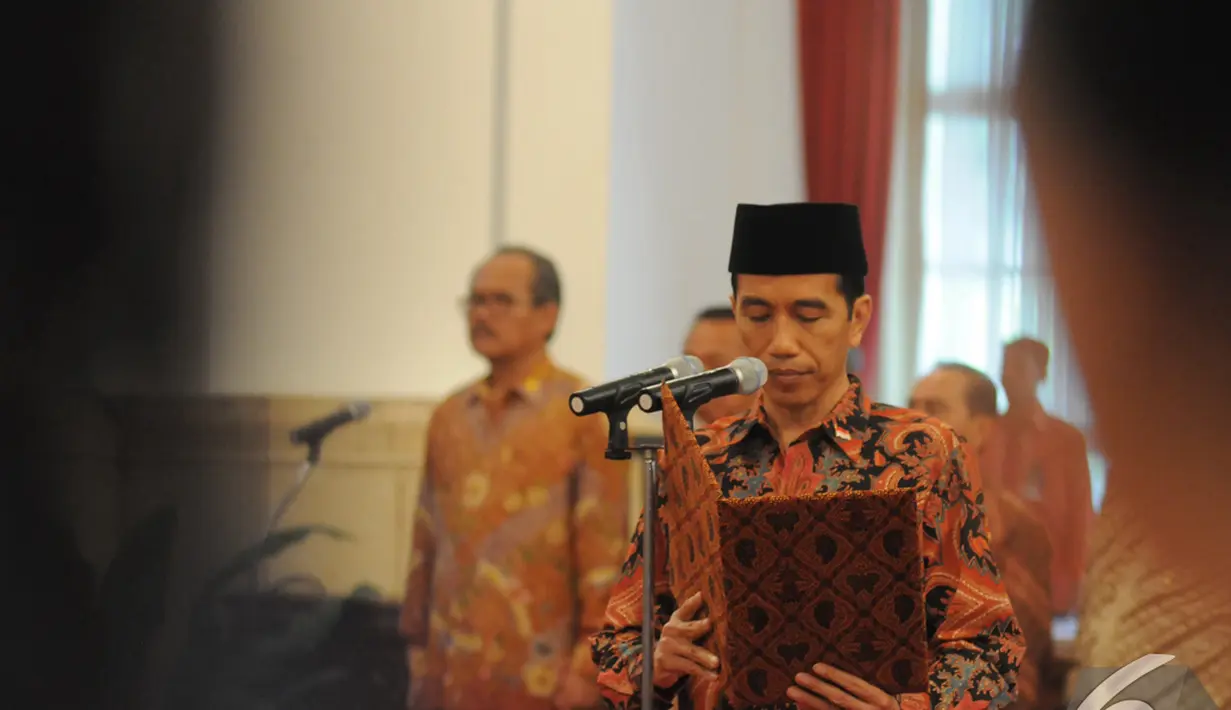 Presiden Joko Widodo saat melantik Menteri Kabinet Kerja di Istana Negara, Jakarta, Senin (27/10/2014). (Liputan6.com/Herman Zakharia)