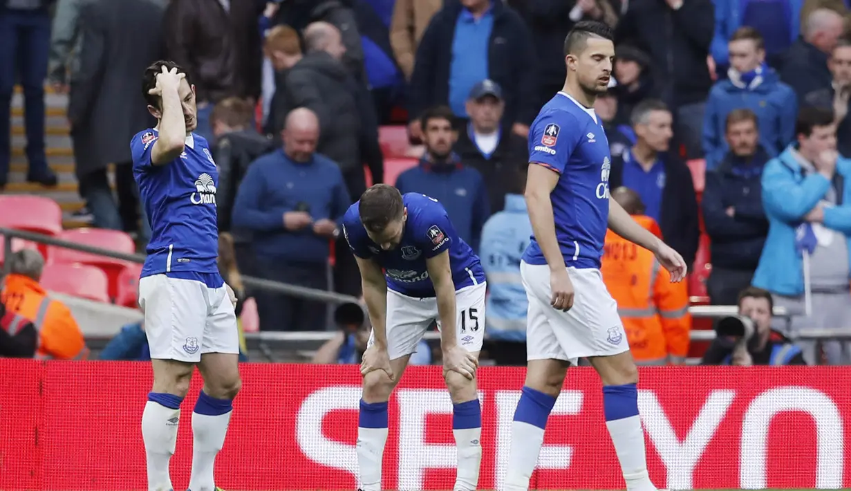 Pemain Everton, Leighton Baines, Tom Cleverley, dan Kevin Mirallas terlihat sedih usai takluk dari Manchester United pada semifinal Piala FA di Stadion Wembley, London, Sabtu (23/4/2016). (Reuters/Eddie Keogh)
