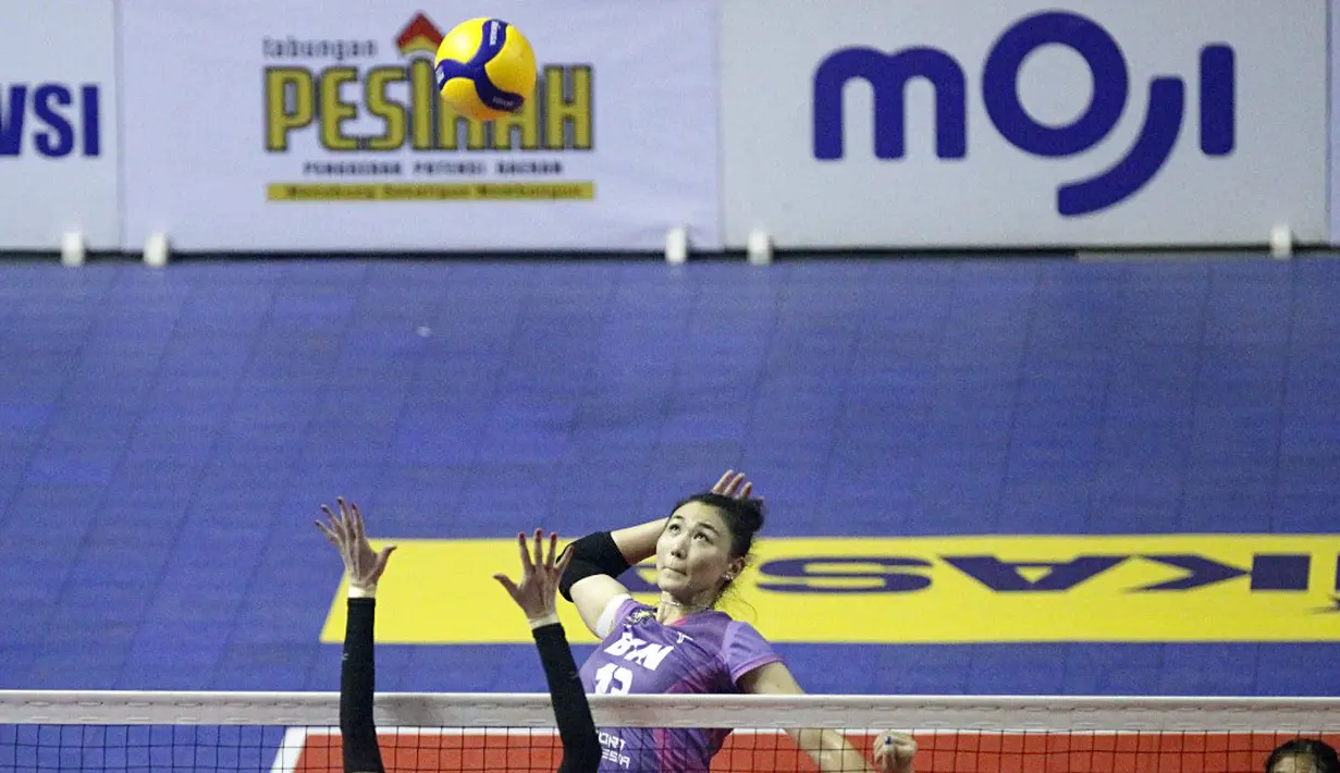 Pemain voli putri Jakarta BIN, Jin Ye melakukan pukulan ke arah Jakarta Pertamina Fastron yang berlangsung di Palembang, Jumat (20/1/2023). Jakarta Pertamina Fastron berhasil mengalahkan Jakarta BIN 3-1 (21-25, 25-14, 25-18, 25-20) dan keluar sebagai juara putaran pertama Proliga 2023. (Dok. Proliga)