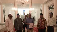 Pimpinan Fraksi Gerindra dan Fraksi PKS DPRD DKI menyerahkan dua nama Cawagub DKI kepada Gubernur Anies Baswedan di Balai Kota Jakarta, Selasa (21/1/2020). (Merdeka.com/Muhammad Genantan Saputra)