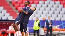 Pemain Prancis, Kylian Mbappe menggendong Youssouf Fofana saat mengikuti sesi latihan di Munich, Jerman, Senin (8/7/2024). (AFP/Franck Fife)