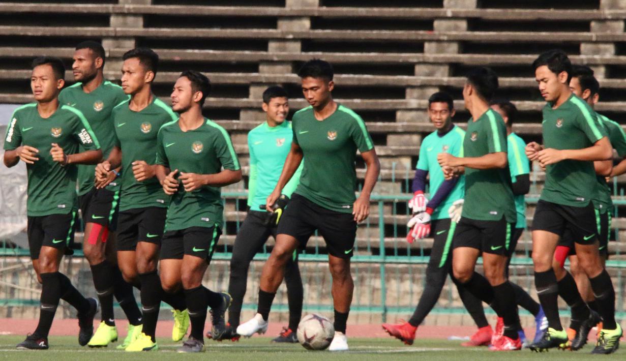 Para pemain Timnas Indonesia U-22 tampak rileks saat latihan di Stadion National Olympic, Phnom Penh, Sabtu (23/2). Latihan ini persiapan jelang laga semifinal Piala AFF U-22 melawan Vietnam. (Bola.com/Zulfirdaus Harahap)