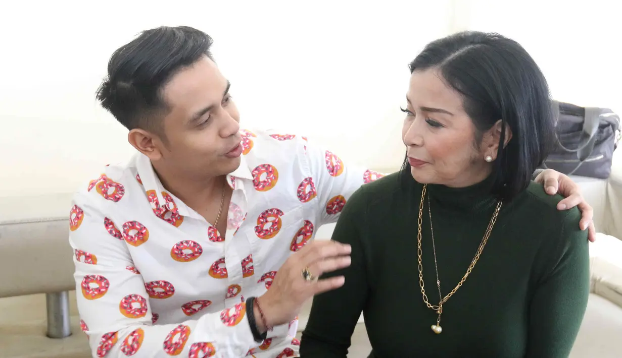 Pasangan selebritis Ajun Perwira dan Jennifer Jill berpose di kawasan Cipinang Cempedak, Jakarta, Selasa (9/8/2022). Istri dari artis Ajun Perwira, Jennifer Jill belum lama ini membagikan potret bahagia karena berhasil menurunkan berat badan hingga 24 kilo selama satu tahun. (Liputan6.com/Herman Zakharia)