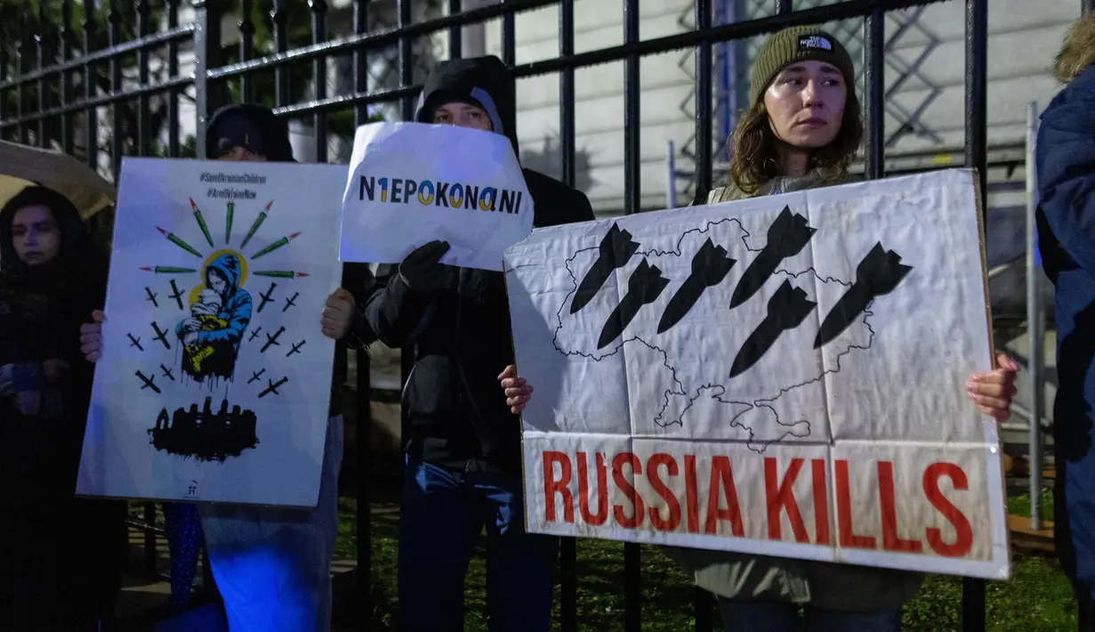 Hingga saat ini, ribuan warga Ukraina tewas dan lebih dari enam juta lainnya hidup sebagai pengungsi di luar negeri. (Wojtek RADWANSKI/AFP)