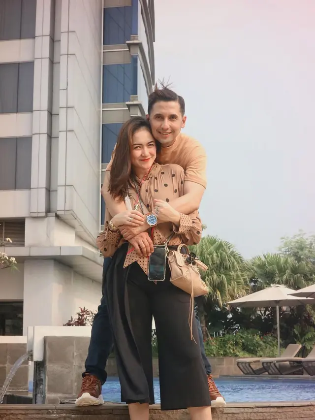 6 Potret Bahagia Keluarga Umar Syarief dan Corry Pamela, Kompak Banget