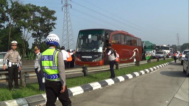 Tak Laik Jalan, 6 Bus Dilarang ke Puncak - News Liputan6.com