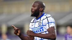 Striker Inter Milan, Romelu Lukaku, melakukan selebrasi usai mencetak gol ke gawang Fiorentina pada laga Coppa Italia di Stadion Artemio Franchi, Rabu (13/01/2021). Inter Milan menang dengan skor 2-1. (Jennifer Lorenzini/LaPresse via AP)