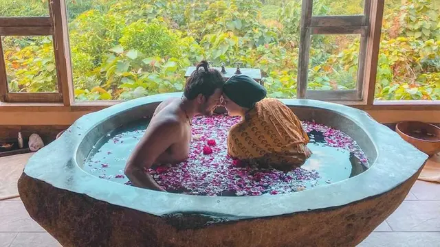 6 Potret Ammar Zoni dan Irish Bella Berenang di Kolam Bunga, Selalu Romantis
