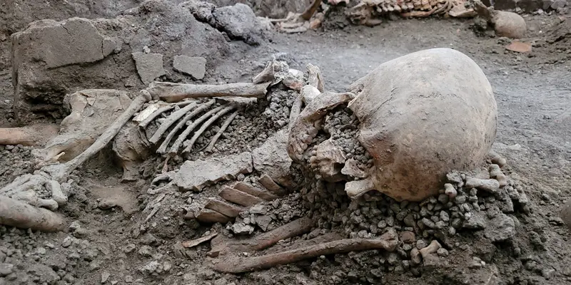 Penampakan Dua Kerangka Manusia yang Ditemukan di Pompeii