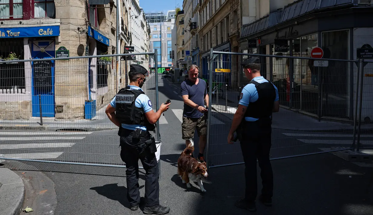 Polisi Prancis mengawasi seorang pejalan kaki di zona akses terbatas di Paris pada 19 Juli 2024. (EMMANUEL DUNAND/AFP)