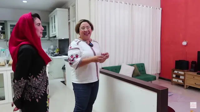 7 Foto-Foto Dapur Baru Arumi Bachsin yang Serba Putih dan Mewah