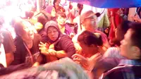 Penertiban pasar di Bengkulu ricuh. (Yuliardi Hardjo Putro/Liputan6.com)