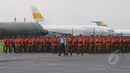 Prajurit Kopaskhas TNI AU berjalan menuju lokasi upacara peringatan Hari Ulang Tahun ke-69 TNI AU di Pangkalan Udara Halim Perdanakusuma, Jakarta, Kamis (9/4/2015). Sejumlah atraksi ditampilkan oleh prajurit TNI AU. (Liputan6.com/Herman Zakharia)