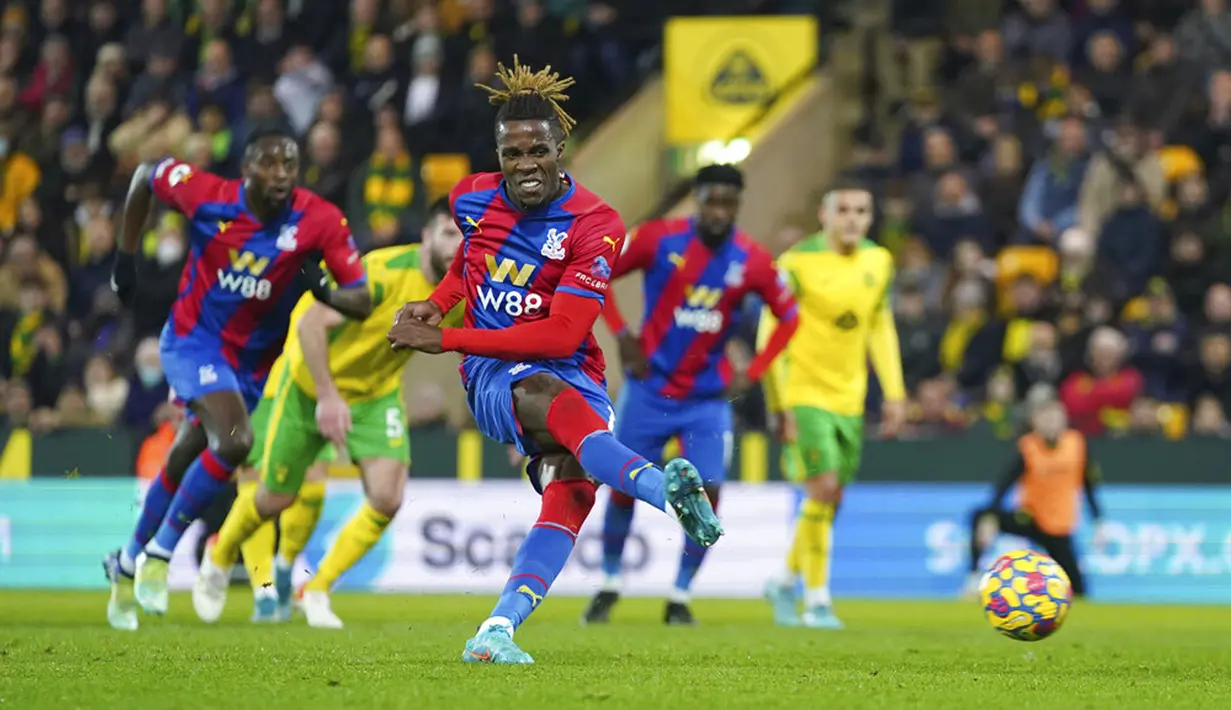 Pemain Crystal Palace Wilfried Zaha gagal mengeksekusi penalti saat melawan Norwich City pada pertandingan sepak bola Liga Inggris di Carrow Road, Norwich, Inggris, 9 Februari 2022. Pertandingan berakhir imbang 1-1. (Joe Giddens/PA via AP)