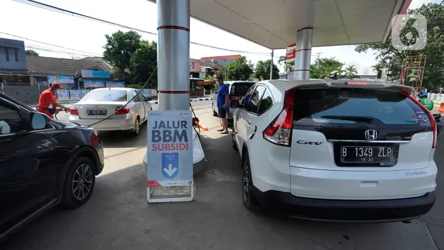 Antrean Kendaraan Jelang Pemberlakuan Kenaikan BBM di SPBU Cinere