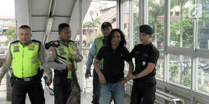 VIDEO: Pemuda Mengamuk kemudian Sujud di Halte Transjakarta