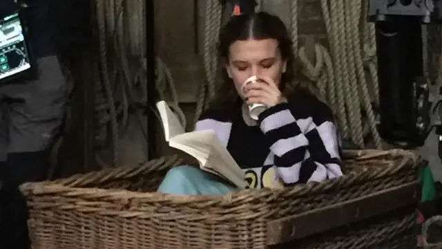 Potret Millie Bobby Brown saat di Balik Layar Syuting Enola Holmes 2, Seru Banget