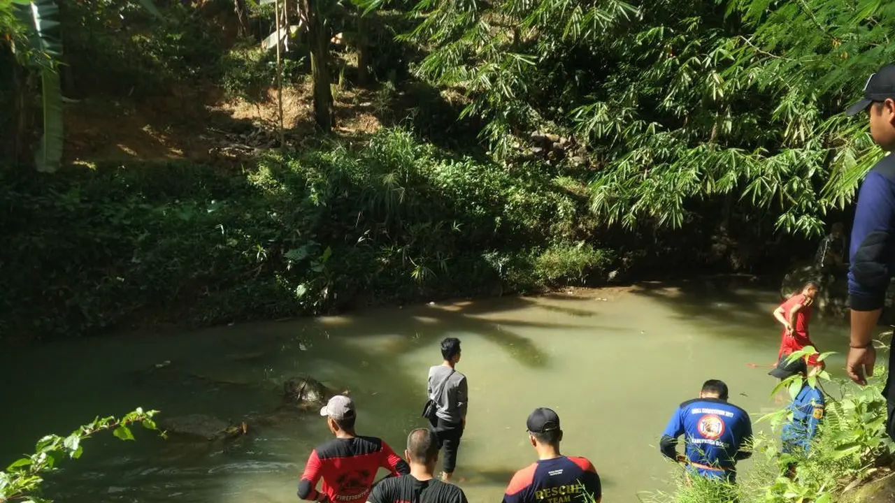 Pencarian anak yang hanyut di sungai di Bogor.