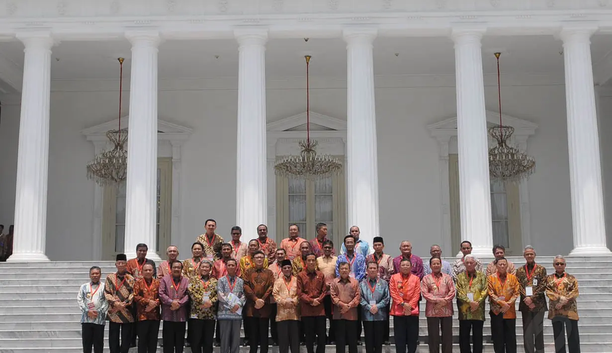 Presiden Jokowi berfoto bersama dengan seluruh Gubernur se-Indonesia di Istana Merdeka, Jakarta, Selasa (4/11/2014). (Liputan6.com/Herman Zakharia)