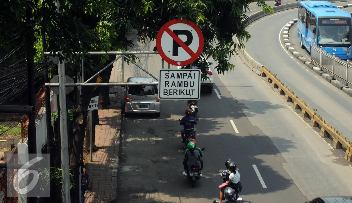 Rambu larangan berhenti terpampang di sisi Jalan Mampang Prapatan, Jakarta, Jumat (12/8). Rambu larangan parkir dan berhenti yang ada akan disesuaikan dengan Peraturan Menhub No 34 Tahun 2014 tentang Marka Jalan. (Liputan6.com/Helmi Fithriansyah)
