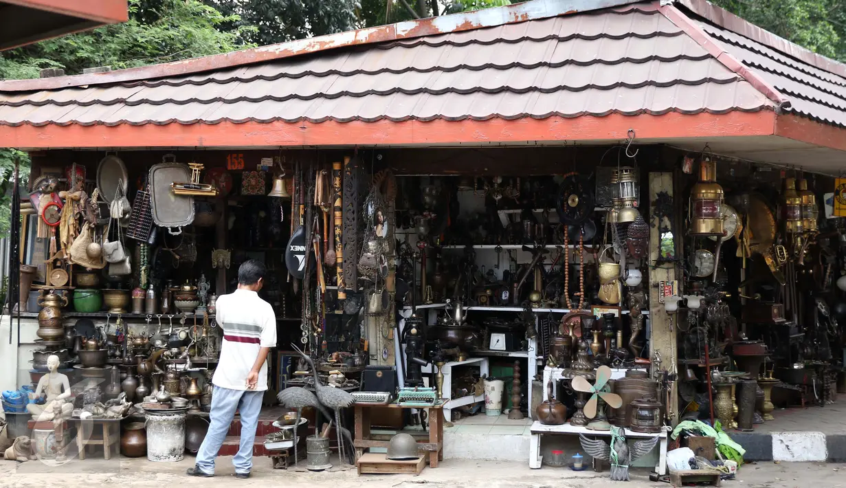 Seorang pedagang dengan berbagai barang tua dan antik di kawasan penjual barang antik dan kuno di Jalan Surabaya, Jakarta, Minggu (10/9). Banyak kios yang dikenal sebagai langganan berburu bagi para kolektor barang tua. (Liputan6.com/Gempur M. Surya)