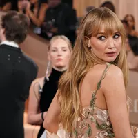 Intip pesona Jennifer Lawrence dalam balutan sheer gown di Golden Globes 2026 (AP)