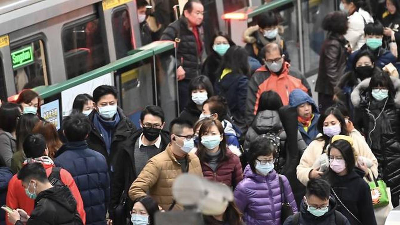 Masyarakat Taiwan menggunakan masker ketika menggunakan transportasi umum MRT sebagai upaya pencegahan Virus Corona.