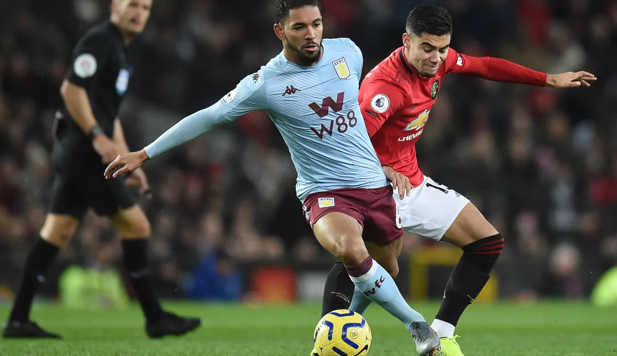Gelandang Aston Villa, Douglas Luiz, berebut bola dengan gelandang Manchester United, Andreas Pereira, pada laga Premier League di Stadion Old Trafford, Manchester, Minggu (1/12). Kedua klub bermain imbang 2-2. (AFP/Oli Scarff)