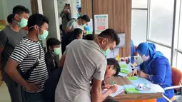 Para pemain mengisi formulir sebelum menjalani pemeriksaan kesehatan di RS Sari Mulia Banjarmasin. (Dokumentasi Barito Putra/Gatot Susetyo)