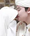 Dai kondang KH Muhammad Arifin Ilham baru saja menikahkan putra pertamanya bernama, Muhammad Alvin Faiz. Alvin resmi mempersunting wanita bernama Larissa Chow yang baru dikenal akrab dua bulan. (Via: Instagram/alvin_411)