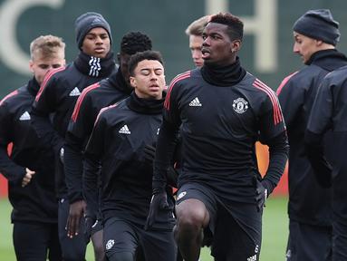 Gelandang Manchester United, Paul Pogba, bersama rekan-rekannya berlatih di kompleks latihan dekat Carrington, Manchester, Selasa (21/11/2017). MU akan melawan Basel pada lanjutan Liga Champions. (AFP/Paul Ellis)