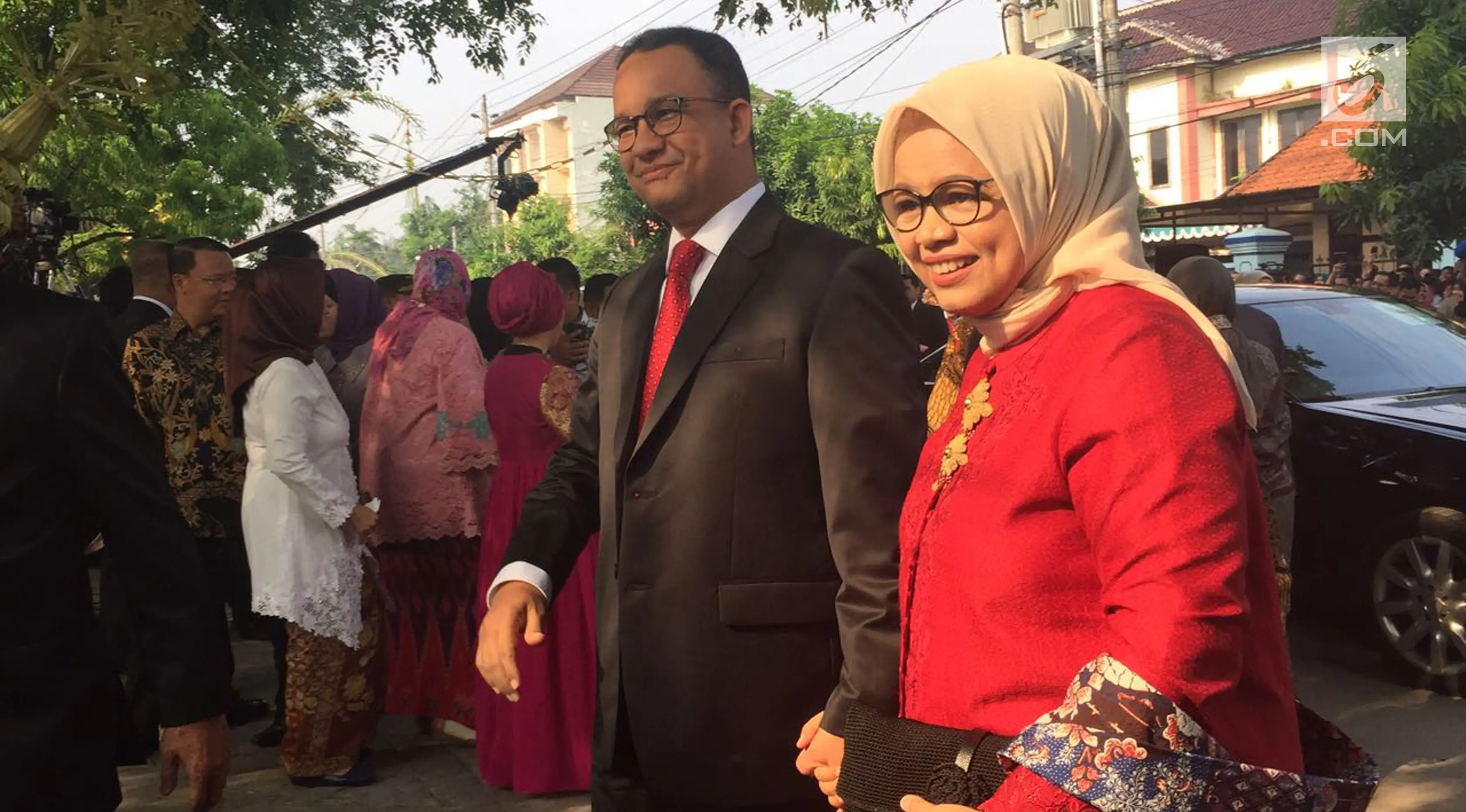 Gubernur DKI Jakarta Anies Baswedan menggandeng istrinya saat datang ke pernikahan putri Presiden Jokowi, Kahiyang Ayu dan Bobby Nasution di Gedung Graha Saba Buana, Solo, Rabu (8/11). (Liputan6.com/Lizsa Egeham)