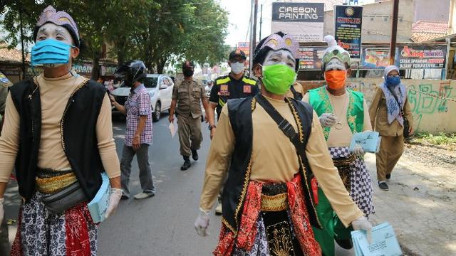 Ketika Petruk, Gareng, Semar Hadir Ditengah Suasana PSBB Covid-19 Cirebon