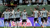 Selebrasi pemain Argentina usai Messi menjebol gawang Australia (AFP)