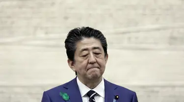 Perdana Menteri Jepang Shinzo Abe berhenti selama konferensi pers di kediaman resmi perdana menteri di Tokyo pada 17 April 2020. Sejumlah media memberitakan bahwa Shinzo Abe meninggal dunia, setelah sebelumnya mengalami gagal jantung akibat akibat penembakan di Nara pada Jumat, 8 Juli 2022. (Kiyoshi Ota / POOL / AFP)