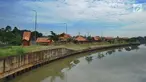 Penampakan rumah-rumah Betawi di tengah Setu Babakan, Jagakarsa, Jakarta Selatan, Minggu (10/3). Sebanyak 16 rumah yang dibangun di atas pulau buatan itu nantinya akan menceritakan keseharian orang Betawi. (merdeka.com/Arie Basuki)