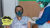 Hendry Ego, mantan Ketua Umum Persikmania saat menjalani vaksinasi COVID-19 di Kantor Disbudparpora Kota Kediri. (Bola.com/Gatot Susetyo)