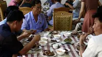 Sejumlah hidangan tersaji di atas meja restoran khusus anjing, Pyongyang House of Sweet Meat di Korea Utara, Rabu (25/7). Dikenal dengan nama dangogi, daging anjing telah lama diyakini masyarakat Korea sebagai makanan penambah stamina. (AP/Dita Alangkara)