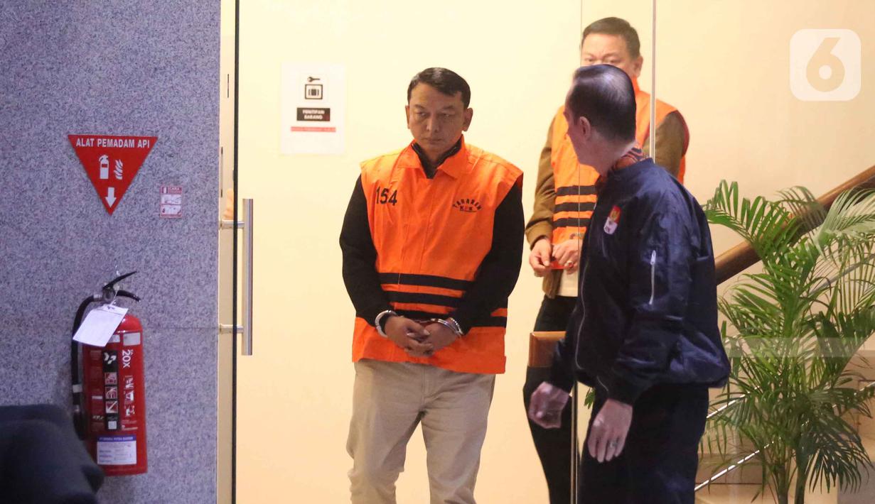 Mereka terjaring dalam Operasi Tangkap Tangan (OTT) KPK yang digelar pada Kamis 5 Februari 2026 malam. Tampak dalam foto, Ketua Pengadilan Negeri Depok, I Wayan Eka Mariarta saat menuju mobil tahanan di Gedung Merah Putih Komisi Pemberantasan Korupsi (KPK), Jakarta, Sabtu (7/2/2026). (Liputan6.com/Helmi Fithriansyah)