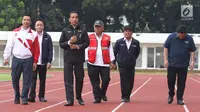 Presiden Joko Widodo didampingi Menpora, Imam Nahrawi dan Menteri PUPR, Basuki Hadimuljono meninjau sejumlah venue Asian Games 2018 di Kompleks Gelora Bung Karno, Jakarta, Senin (25/6). (Liputan6.com/Angga Yuniar)
