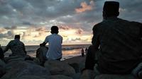 Sejumlah jemaah Tarekat Sattariyah melakukan pemantauan hilal di Pantai Ulakan Padang Pariaman.