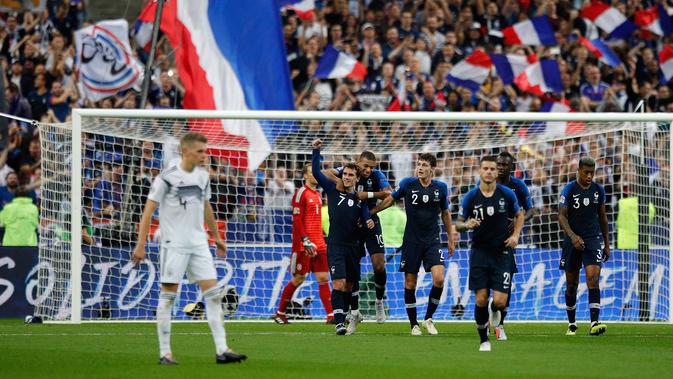 Penyerang Prancis, Antoine Griezmann (tengah) mengepalkan tinjunya saat mencetak gol ke gawang Jerman pada laga UEFA Nations League di Stadion Stade de France, Paris, Selasa (16/10). Prancis menaklukkan Jerman 2-1. (AP Photo/Francois Mori)