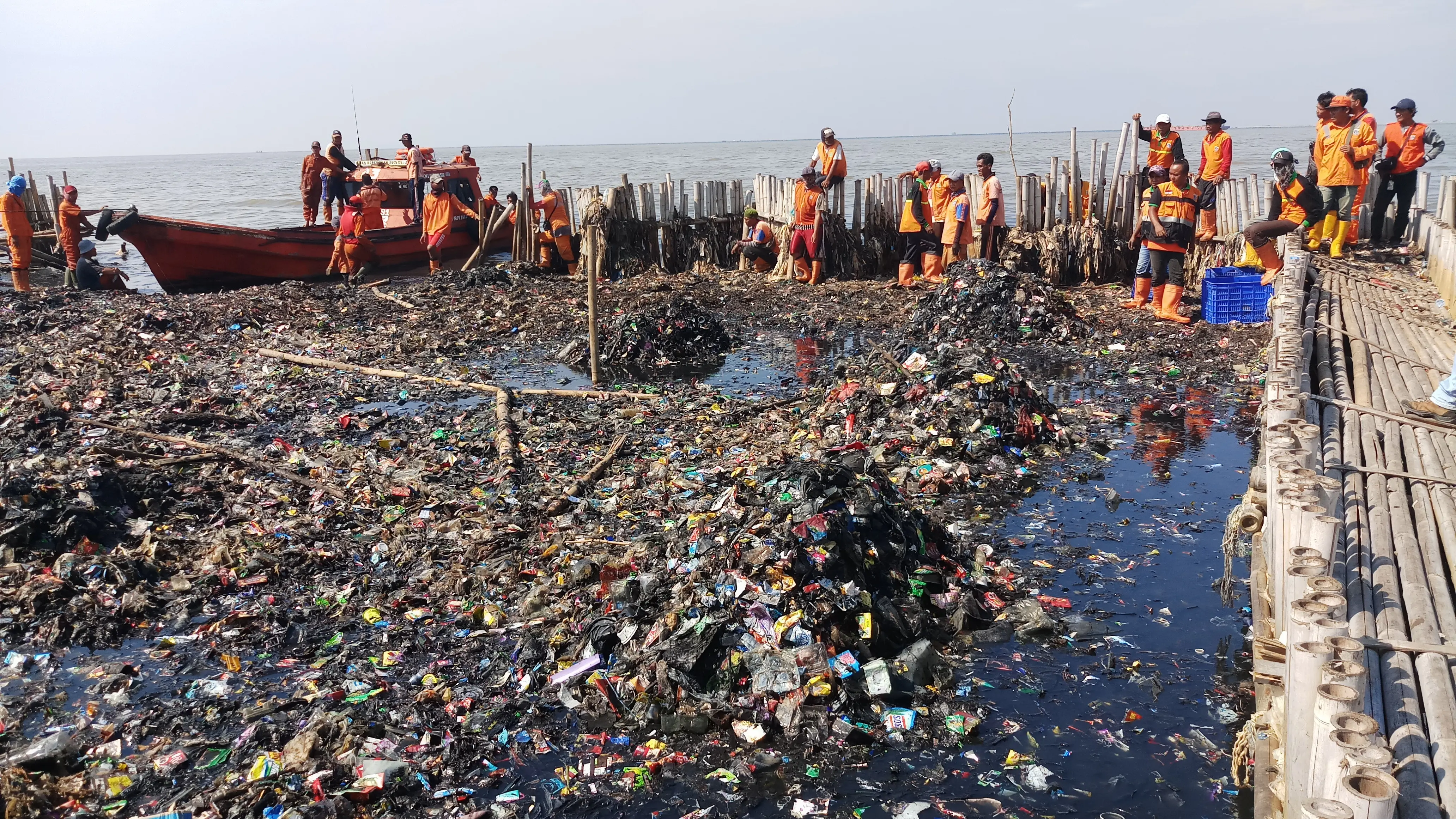 petugas tampak membersihkan sampah teluk Jakarta. (Anendya Niervana)