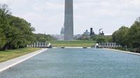 Seorang wanita berlari joging di dekat Monumen Washington di Washington DC, Amerika Serikat (AS) (16/4/2020). Jumlah kasus COVID-19 di AS menembus angka 650.000 pada Kamis (16/4) pukul 16.00 waktu setempat atau Jumat (17/4) pukul 03.00 WIB, menurut CSSE di Universitas Johns Hopkins. (Xinhua/Liu Jie)