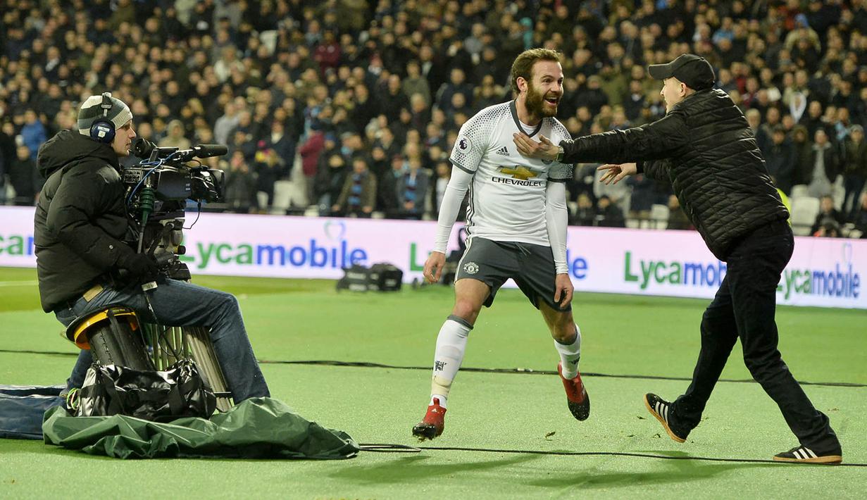 Gelandang Manchester United, Juan Mata, merayakan gol yang dicetaknya ke gawang West Ham pada laga Liga Inggris di Stadion London, Inggris, Senin (2/1/2017). West Ham kalah 0-2 dari MU. (EPA/Hannah McKay)