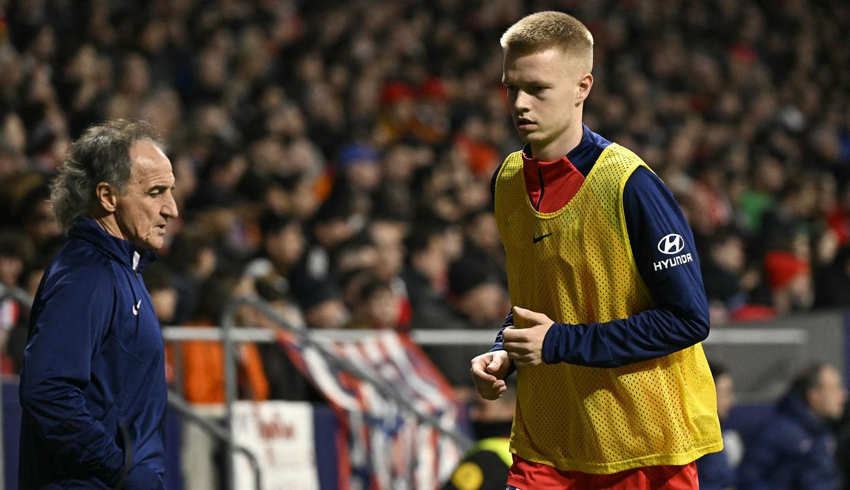 Gelandang muda Belgia berusia 18 tahun, Arthur Vermeeren didatangkan Atletico Madrid dari klub Belgia, Royal Antwerp pada 26 Januari 2024 dengan nilai transfer 18 juta euro atau setara Rp308 miliar. Atletico mengikatnya selama 6,5 tahun hingga 30 Juni 2030. (AFP/Javier Soriano)