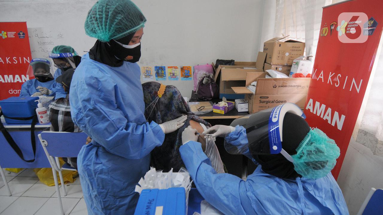 2.000 Guru di Depok Terima Vaksinasi Covid-19