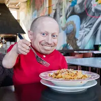 "Depresi dan bunuh diri merupakan masalah yang serius. Kita tak tahu pertarungan apa yang dihadapi seseorang di dalam dirinya. Bersikaplah baik kepada orang lain," tutup pihak keluarga. (Foto: instagram.com/vernetroyer)