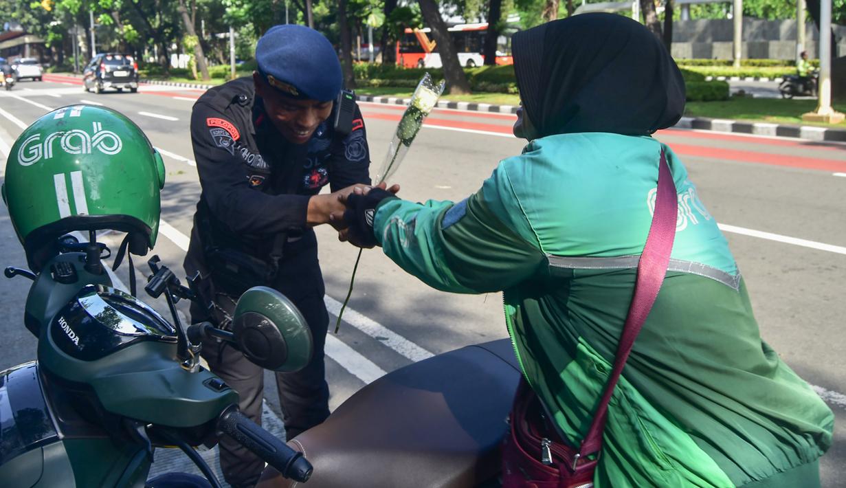 Aksi ini mengangkat tema Tebar Sejuta Mawar Kebaikan. (merdeka.com/Arie Basuki)
