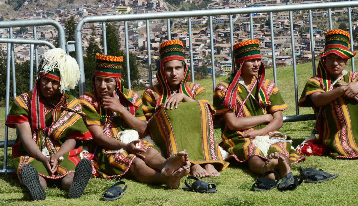 Sejumlah pemain menunggu untuk tampil dalam Festival Inti Raymi di kompleks benteng Sacsahuaman, Peru (24/6). Acara ini juga merupakan upacara keagamaan Kekaisaran Inca untuk menghormati dewa Inti atau Matahari. (AFP Photo/Cris Bouronce)